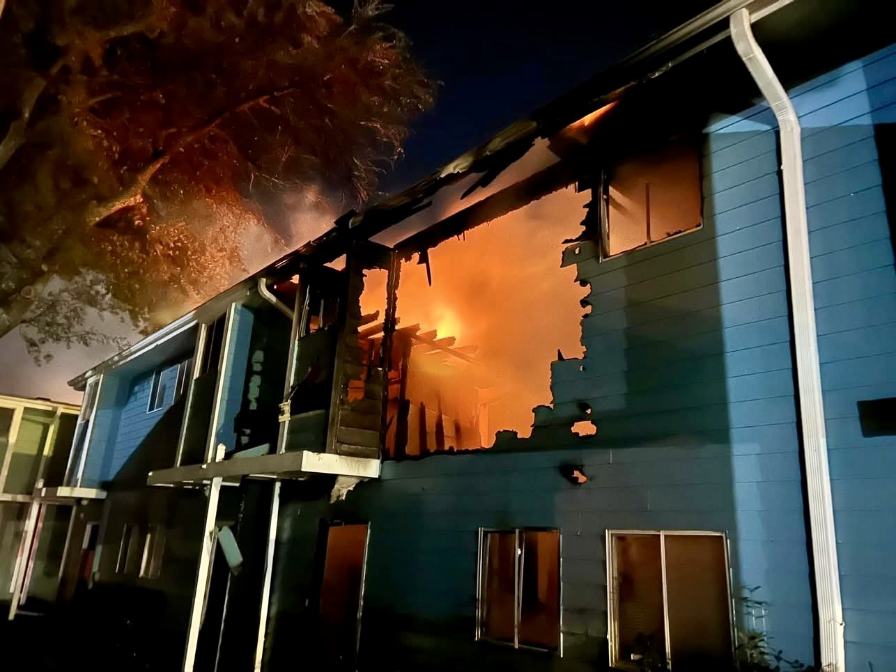Biloxi battles early morning apartment fire - WXXV News 25